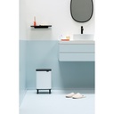 Prullenbak 12.0l Bo op poten Brabantia white sfeer 3