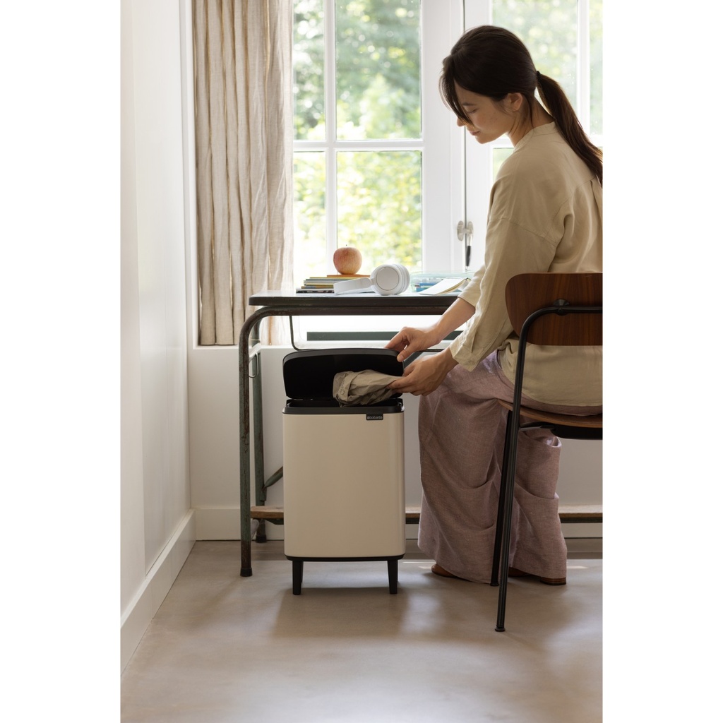 Prullenbak 12.0l Bo op poten Brabantia soft beige sfeer 2