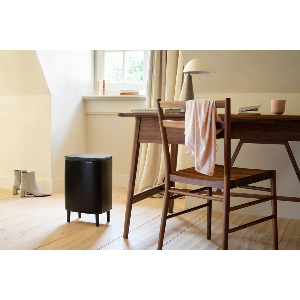 Prullenbak 12.0l Bo op poten Brabantia matt black sfeer 1