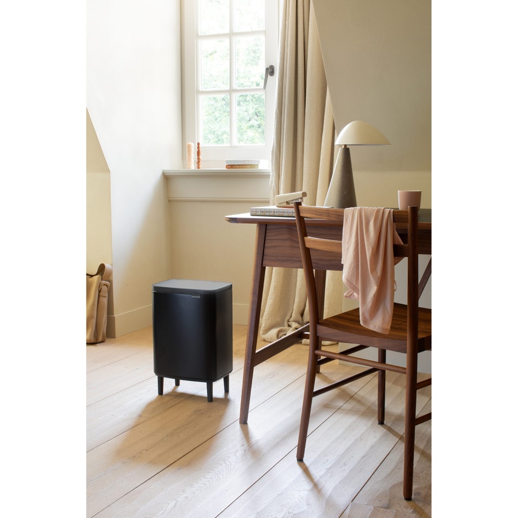 Prullenbak 12.0l Bo op poten Brabantia matt black sfeer 2