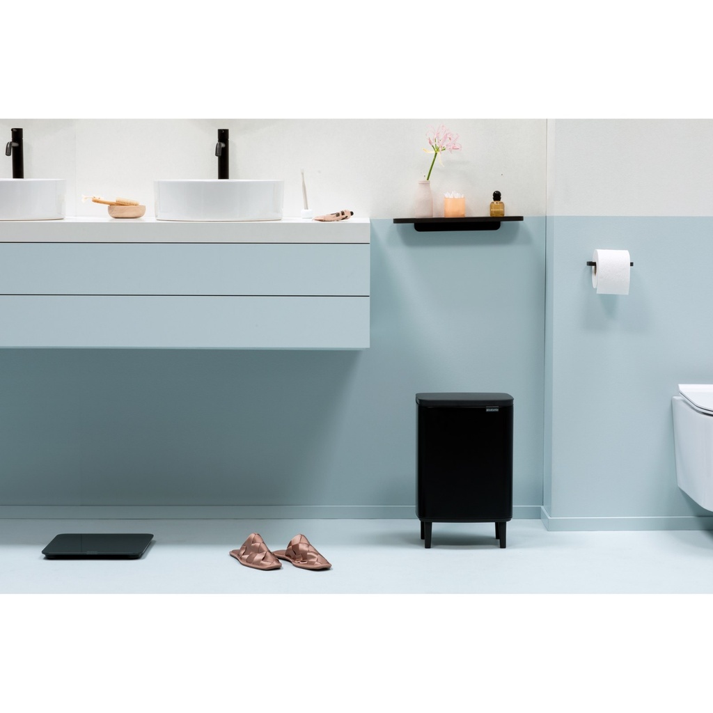 Prullenbak 12.0l Bo op poten Brabantia matt black sfeer 3