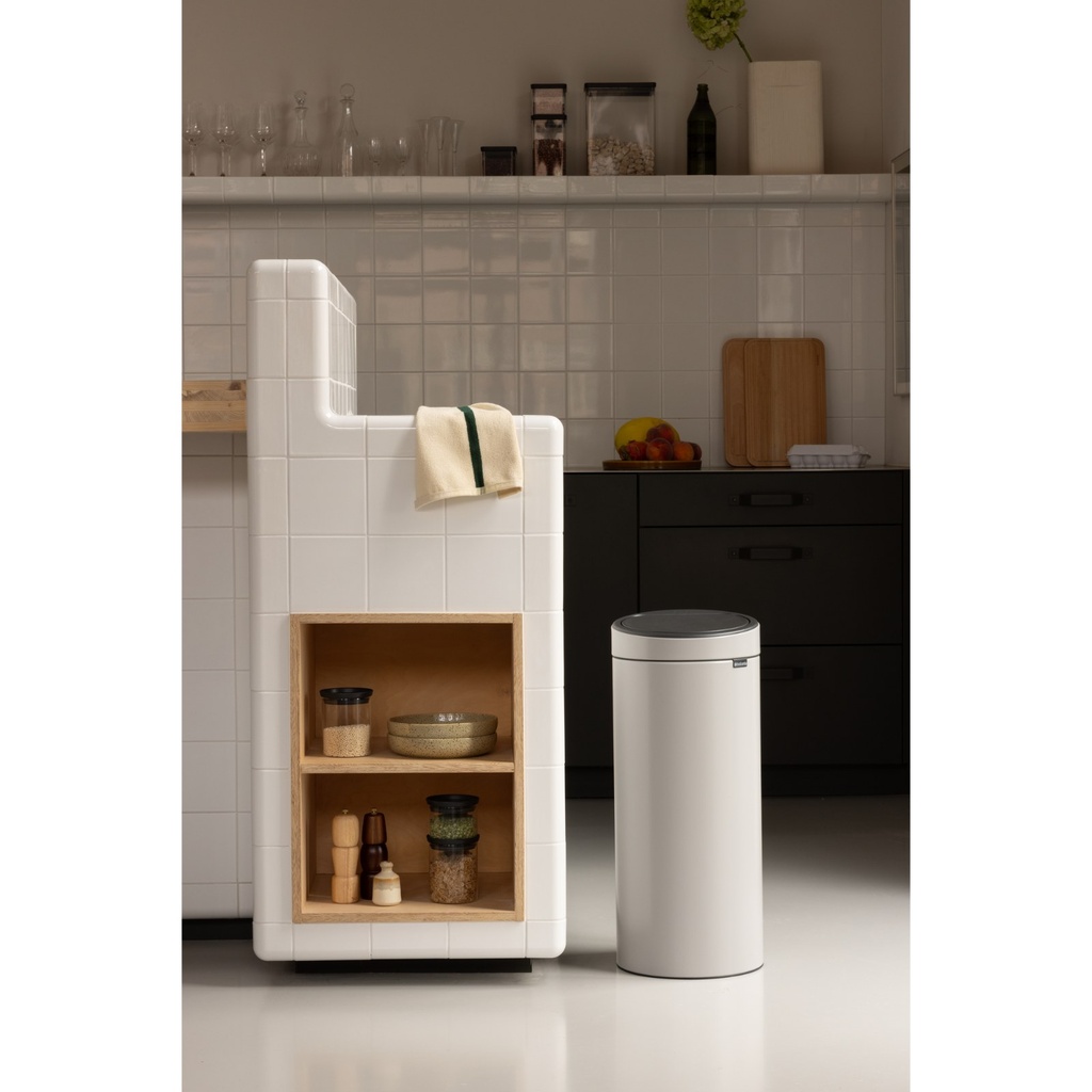 Prullenbak 30.0l touch bin Brabantia soft grey sfeer 2