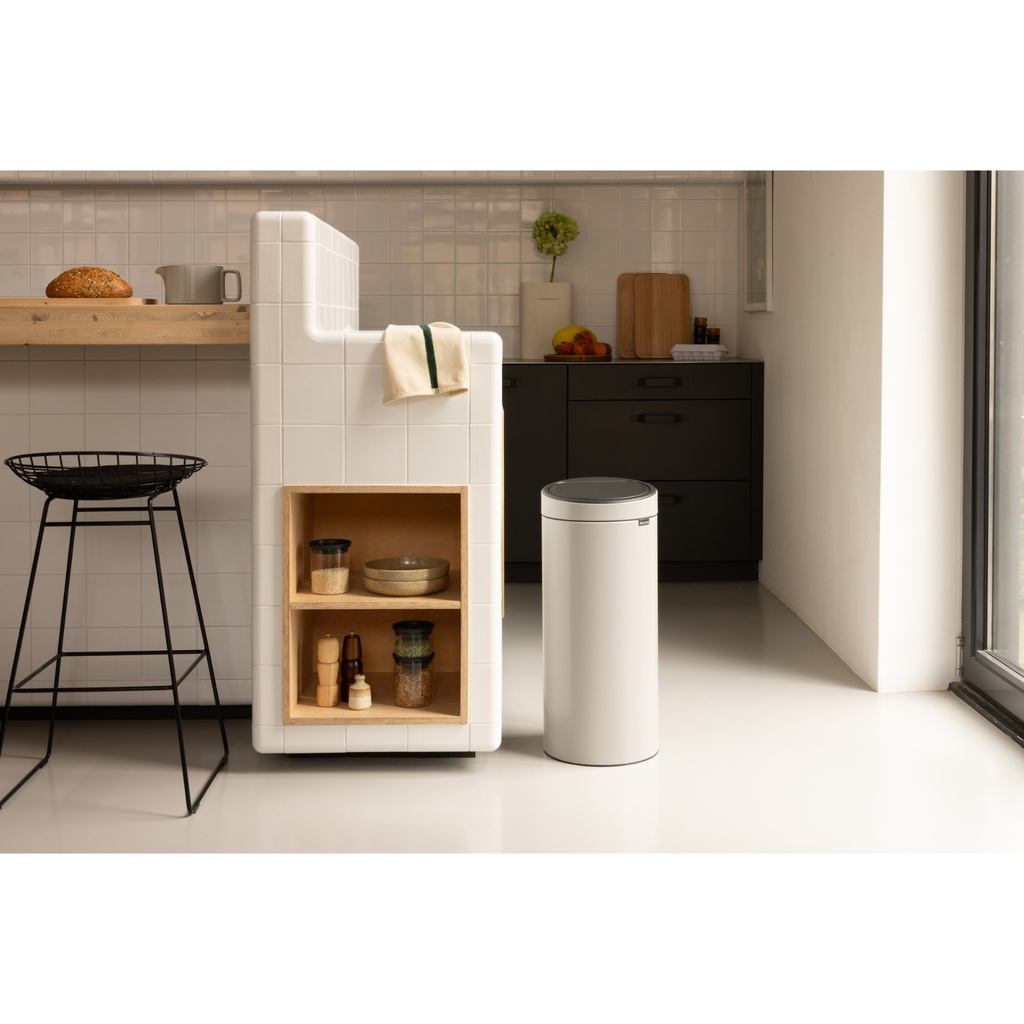 Prullenbak 30.0l touch bin Brabantia soft grey sfeer 3