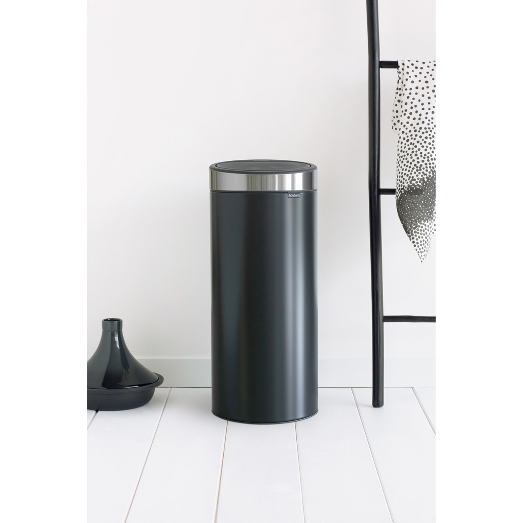 Prullenbak 30.0l touch bin Brabantia matt black/fpp matt steel sfeer 1
