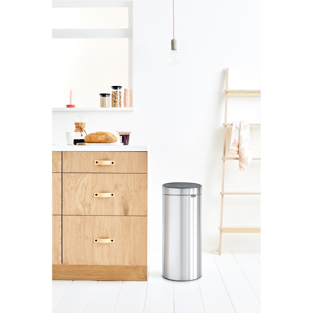 Prullenbak 30.0l touch bin Brabantia matt steel sfeer 1
