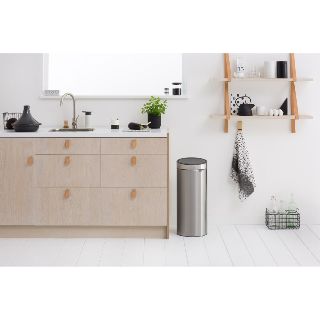 Prullenbak 30.0l touch bin Brabantia fpp matt steel sfeer 2
