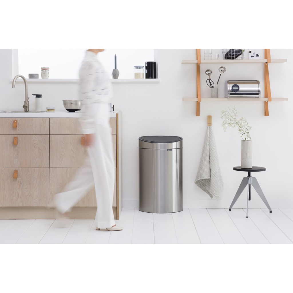 Prullenbak 40.0l touch bin Brabantia fpp matt steel sfeer 3