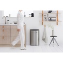 Prullenbak 40.0l touch bin Brabantia fpp matt steel sfeer 3