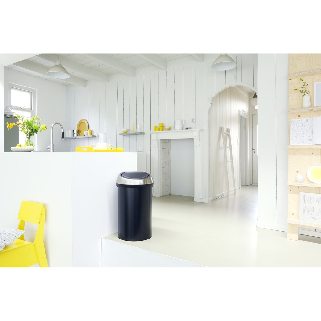Prullenbak 60.0l touch bin Brabantia matt black/fpp matt steel sfeer 1