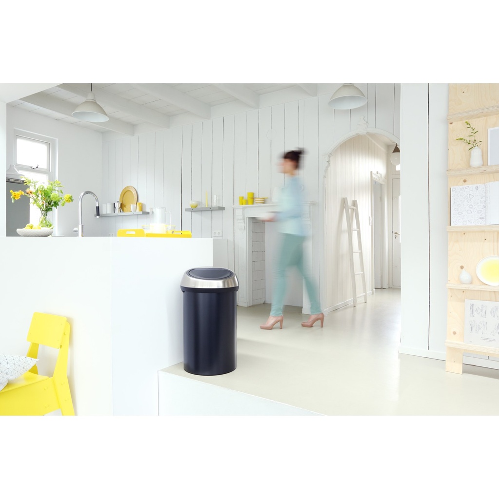 Prullenbak 60.0l touch bin Brabantia matt black/fpp matt steel sfeer 2
