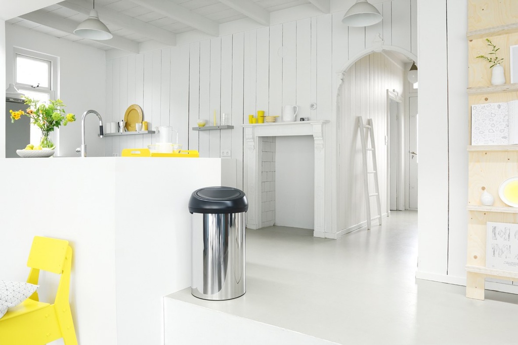 Prullenbak 60.0l touch bin Brabantia steel/matt black sfeer 1