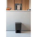 Prullenbak StepUp 25.0l Brabantia dark grey sfeer 2