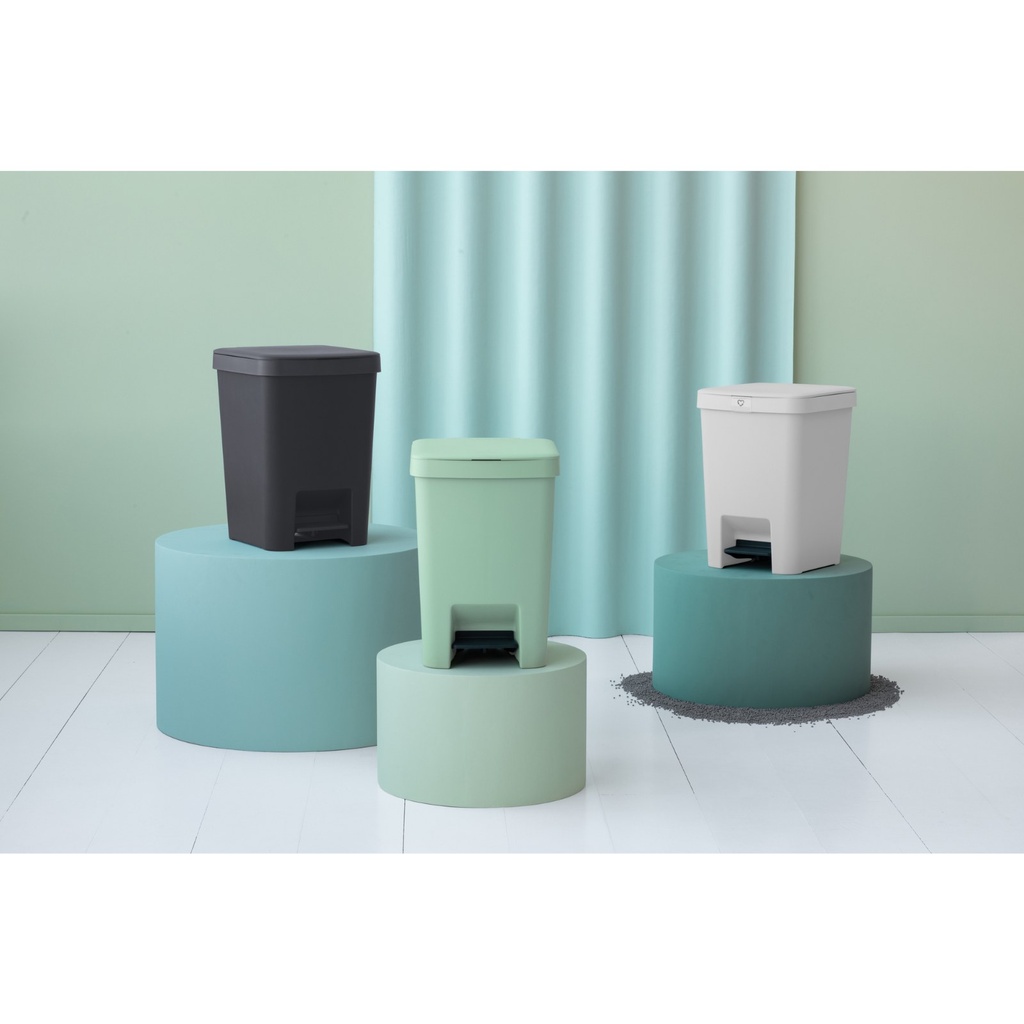 Prullenbak StepUp 25.0l Brabantia dark grey sfeer 3