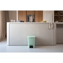 Prullenbak StepUp 25.0l Brabantia jade green sfeer 1