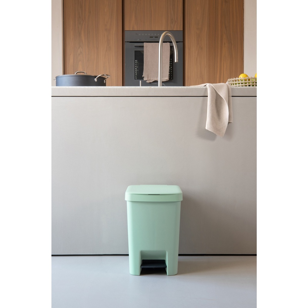 Prullenbak StepUp 25.0l Brabantia jade green sfeer 2