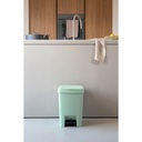 Prullenbak StepUp 25.0l Brabantia jade green sfeer 2