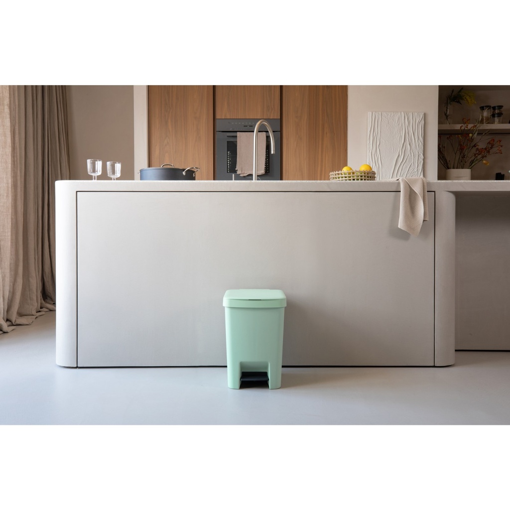 Prullenbak StepUp 25.0l Brabantia jade green sfeer 3