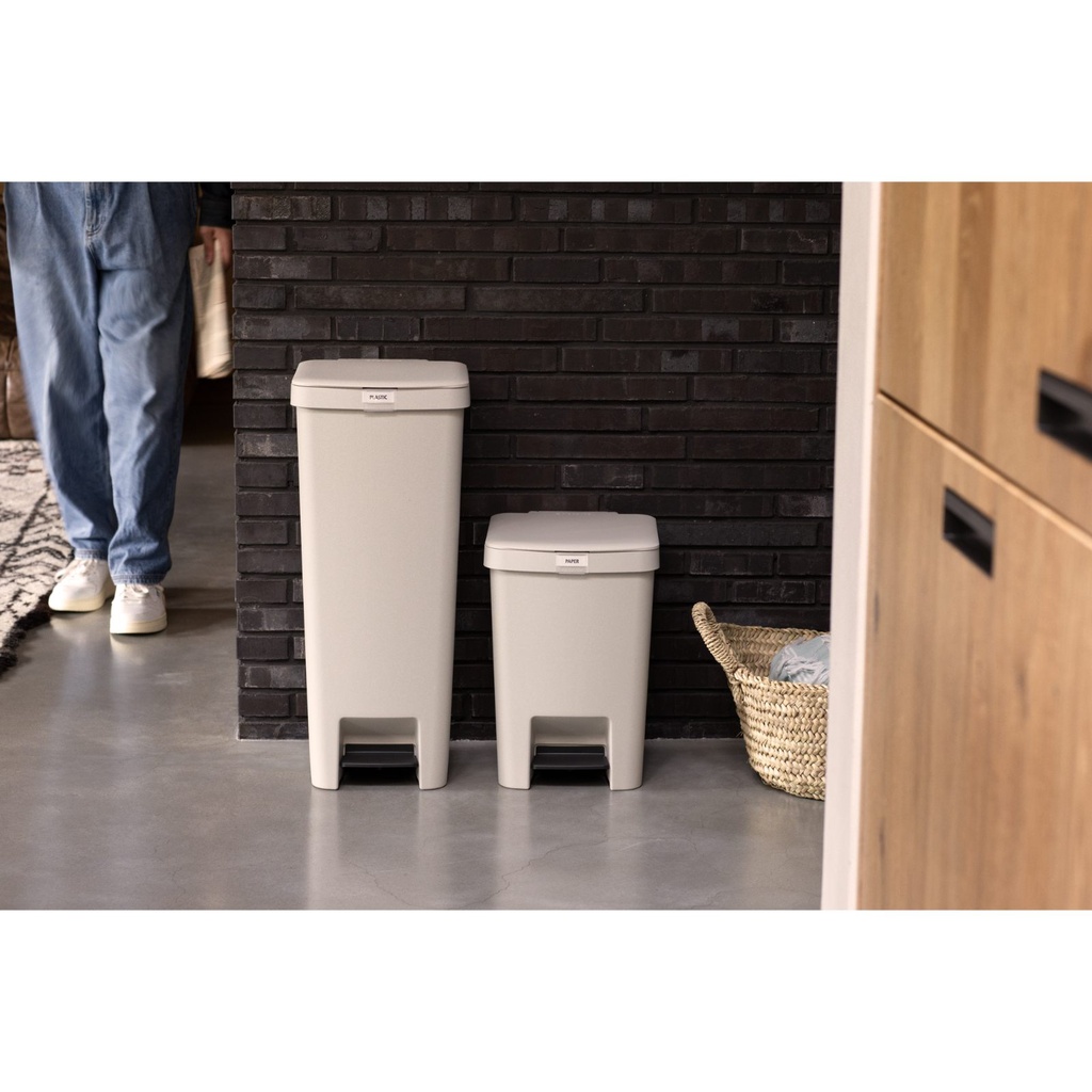 Prullenbak StepUp 25.0l Brabantia soft beige sfeer 1