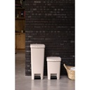 Prullenbak StepUp 25.0l Brabantia soft beige sfeer 2
