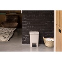 Prullenbak StepUp 25.0l Brabantia soft beige sfeer 3