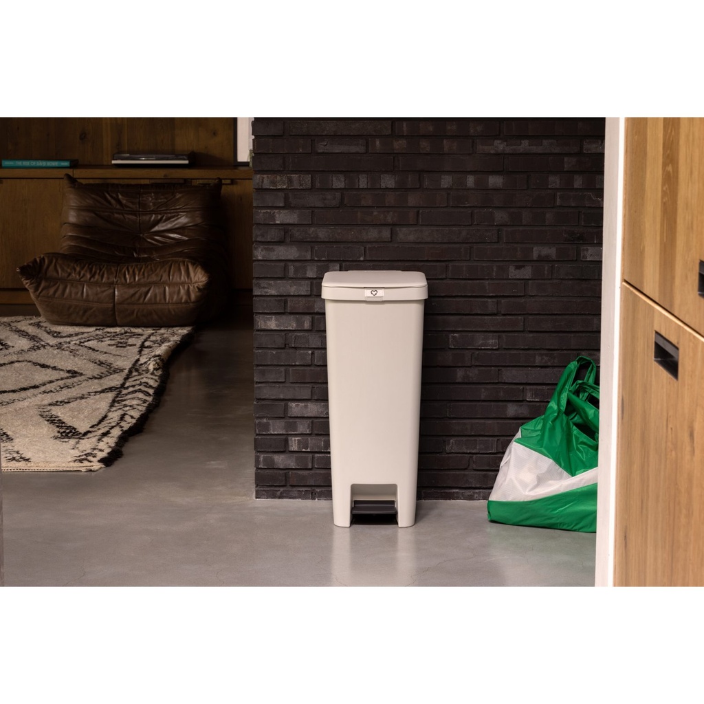Prullenbak StepUp 40.0l Brabantia soft beige sfeer 1