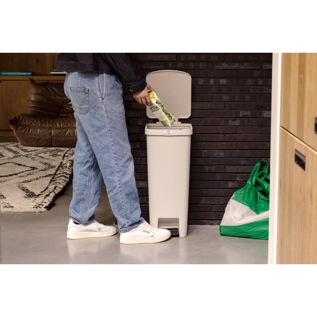 Prullenbak StepUp 40.0l Brabantia soft beige sfeer 2