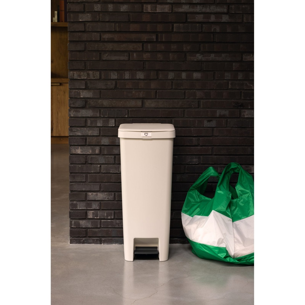 Prullenbak StepUp 40.0l Brabantia soft beige sfeer 3