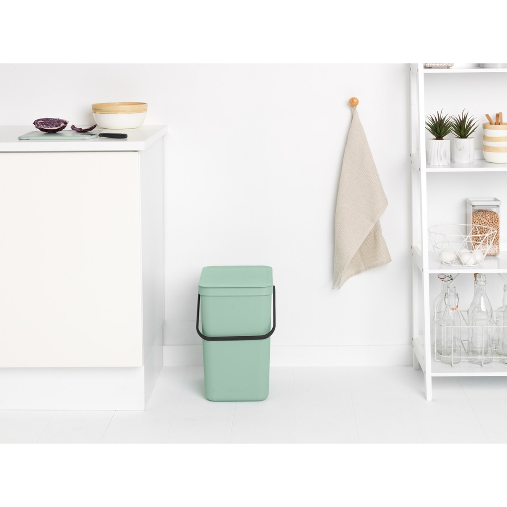 Prullenbak sort&go 25.0l Brabantia jade green sfeer 1