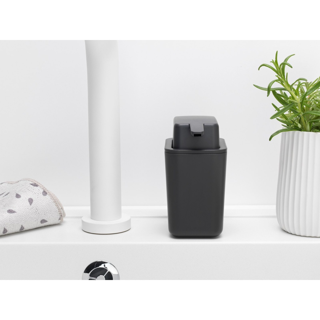 Zeepdispenser 20.0cl sinkside Brabantia dark grey sfeer 1