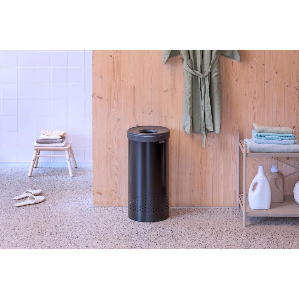 Wasbox m/kunststof deksel 35.0l Brabantia matt black/dark grey sfeer 1