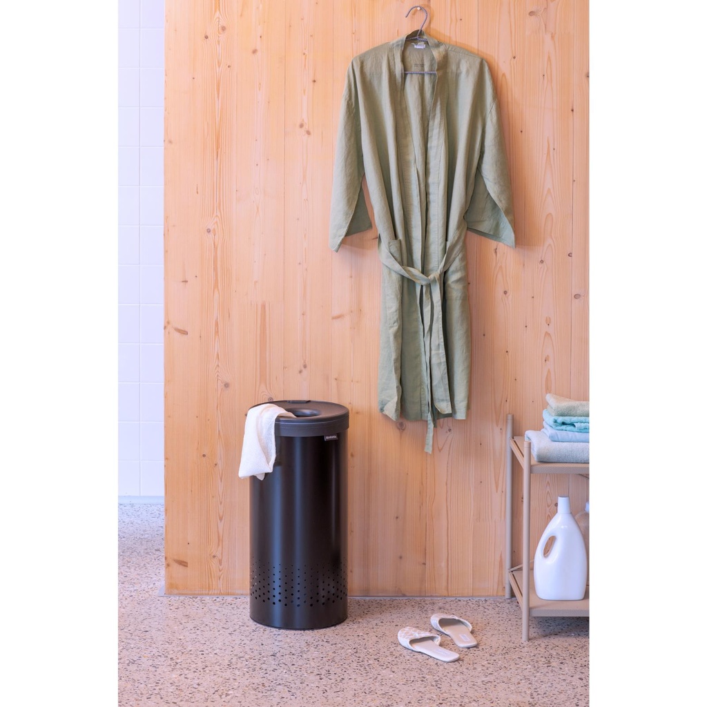 Wasbox m/kunststof deksel 35.0l Brabantia matt black/dark grey sfeer 3