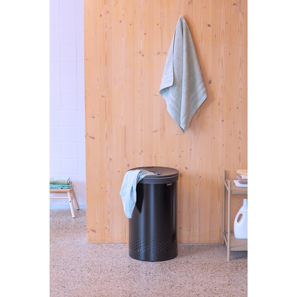 Wasbox m/kunststof deksel 60.0l Brabantia matt black/dark grey sfeer 3