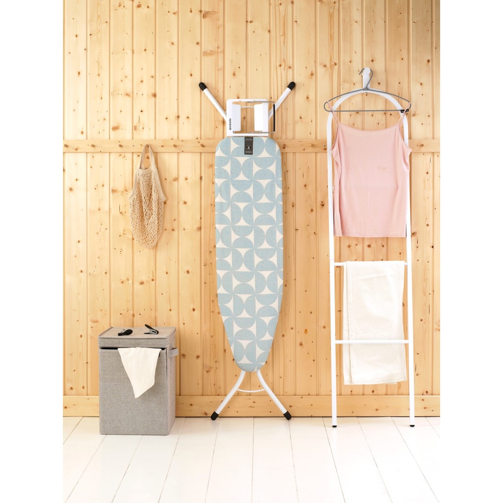 Strijkplank A 110x30cm m/strijkijzerhouder Brabantia fresh breeze wit frame sfeer 1