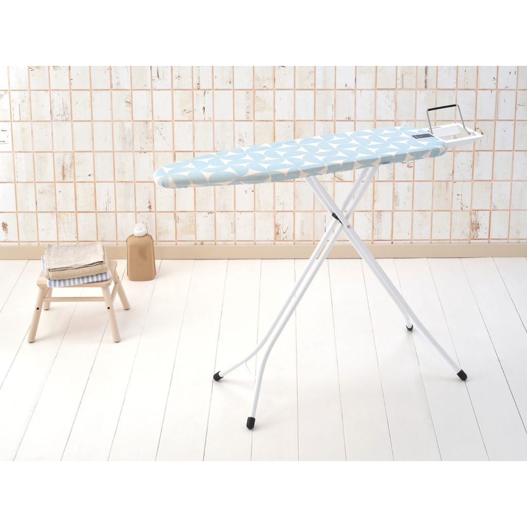 Strijkplank A 110x30cm m/strijkijzerhouder Brabantia fresh breeze wit frame sfeer 2