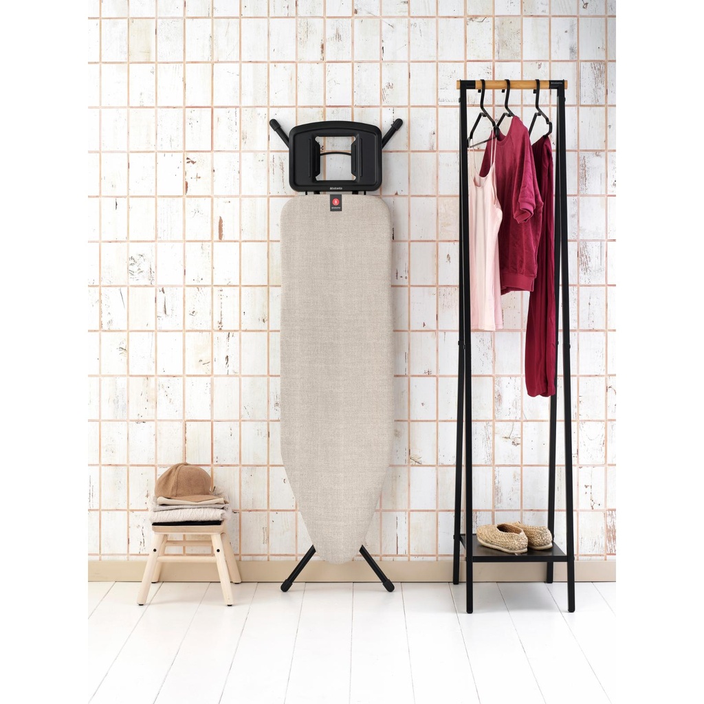 Strijkplank B 124x38cm m/solide strijkijzerhouder Brabantia denim grey zwart frame sfeer 1