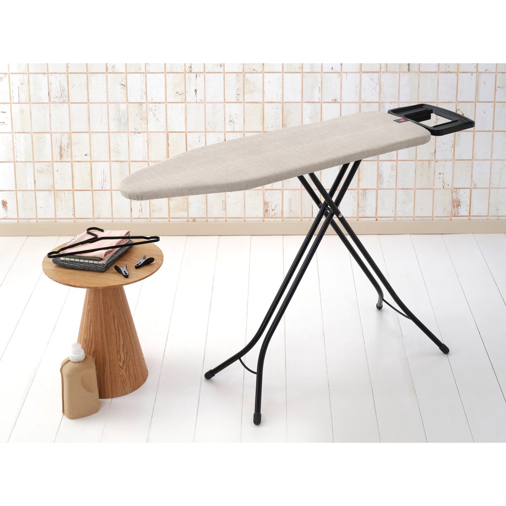 Strijkplank B 124x38cm m/solide strijkijzerhouder Brabantia denim grey zwart frame sfeer 2