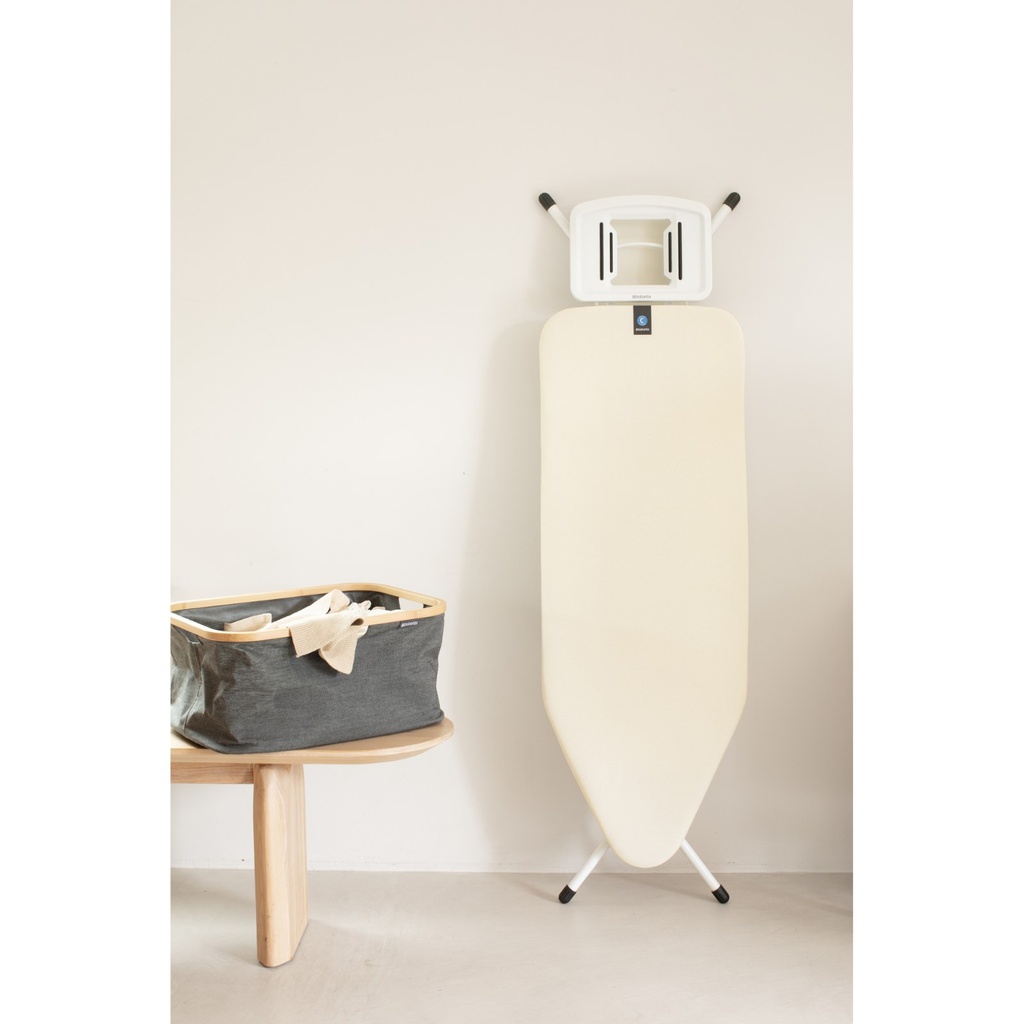 Strijkplank C 124x45cm m/solide strijkijzerhouder Brabantia ecru wit frame sfeer 1