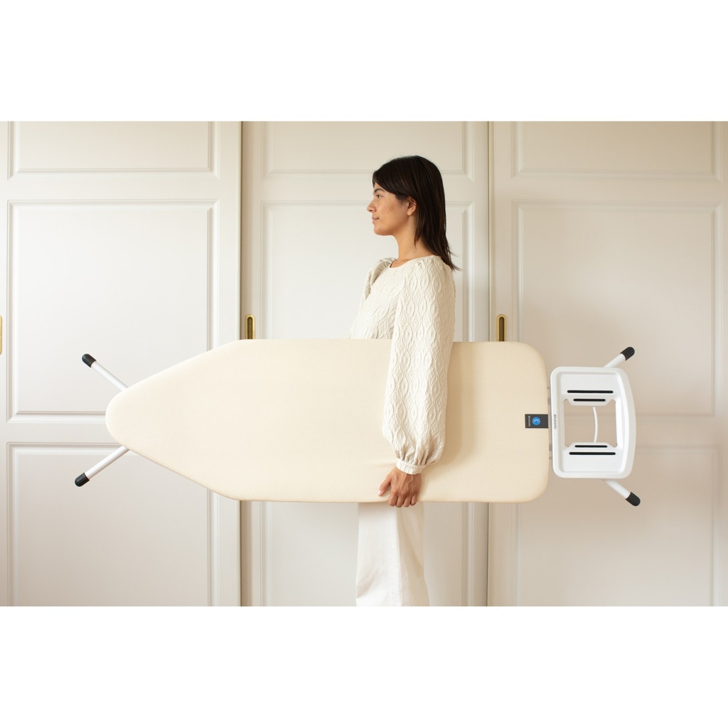 Strijkplank C 124x45cm m/solide strijkijzerhouder Brabantia ecru wit frame sfeer 2