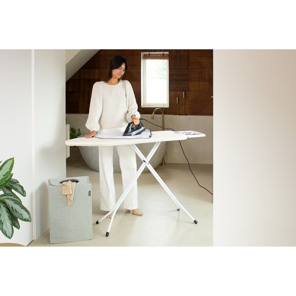 Strijkplank C 124x45cm m/solide strijkijzerhouder Brabantia ecru wit frame sfeer 3