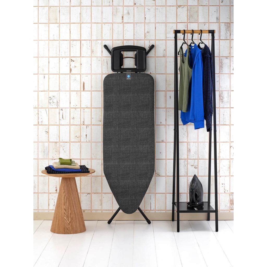 Strijkplank C 124x45cm m/solide strijkijzerhouder Brabantia denim black zwart frame sfeer 1