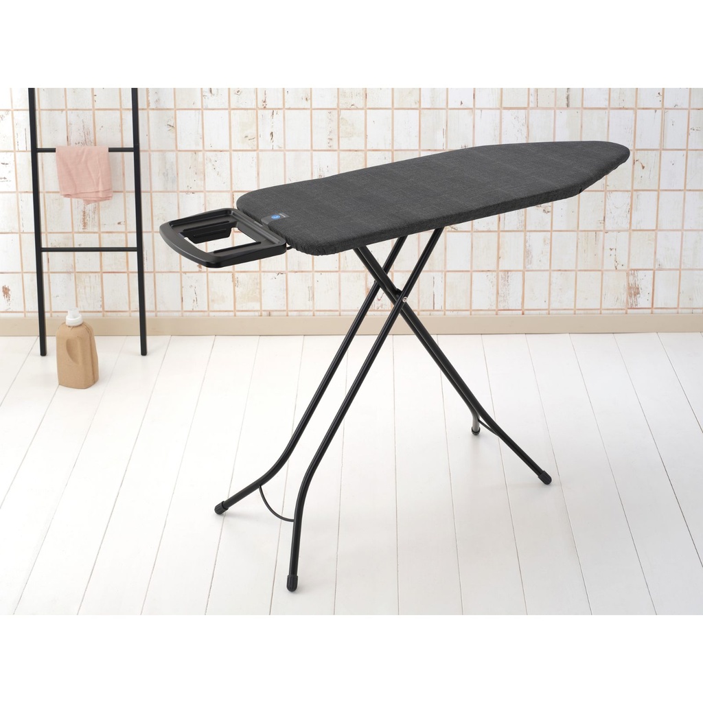 Strijkplank C 124x45cm m/solide strijkijzerhouder Brabantia denim black zwart frame sfeer 2