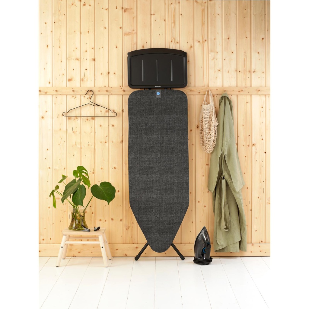 Strijkplank C 124x45cm m/solide stoomunithouder Brabantia denim black zwart frame sfeer 1