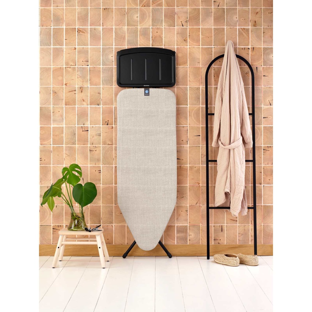 Strijkplank C 124x45cm m/solide stoomunithouder Brabantia denim grey zwart frame sfeer 1