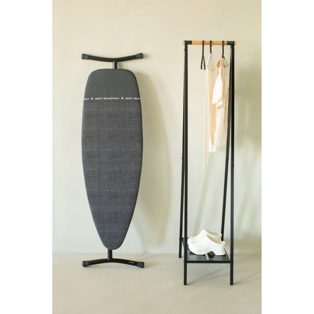 Strijkplank D 135x45cm m/hittebestendige parkeerplaats Brabantia denim black zwart frame sfeer 1
