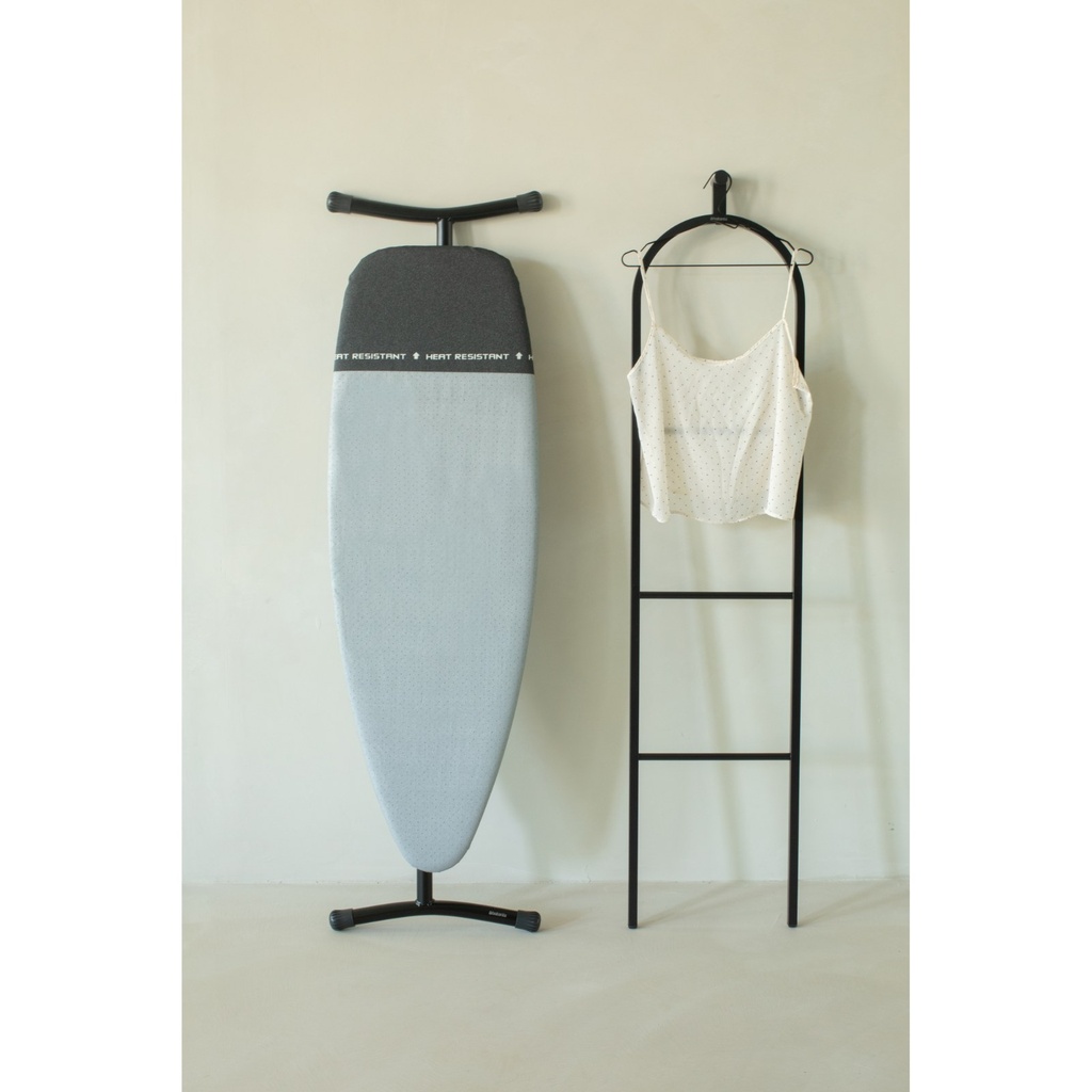 Strijkplank D 135x45cm m/hittebestendige parkeerplaats Brabantia denim black zwart frame sfeer 2