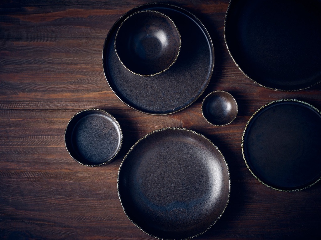 Bord walled 28.0cm Roko Cinder Black Genware sfeer 1