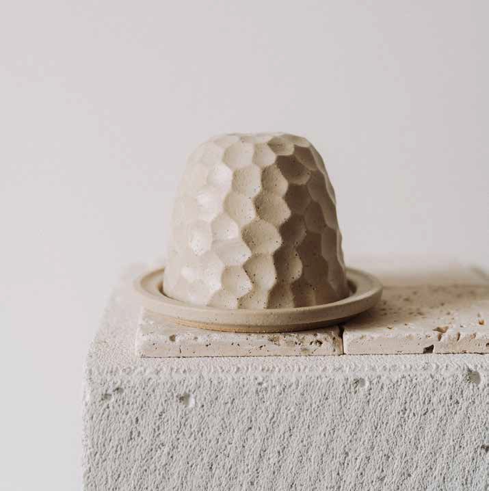 Bord met stolp 13.0x9.0cm Carved M'amuse Poemi